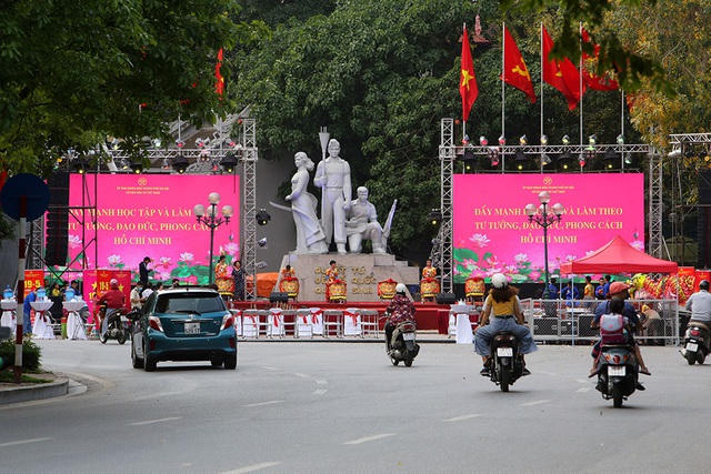 Một sân khấu lớn đang được dựng lên bên cạnh tượng đài Cảm tử để Tổ quốc quyết sinh để phục vụ lễ kỷ niệm 130 năm ngày sinh nhật Bác.