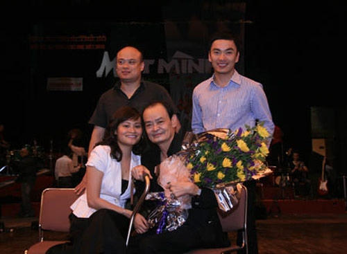 Nhạc sĩ Thanh Tùng và 3 con lớn của mình.