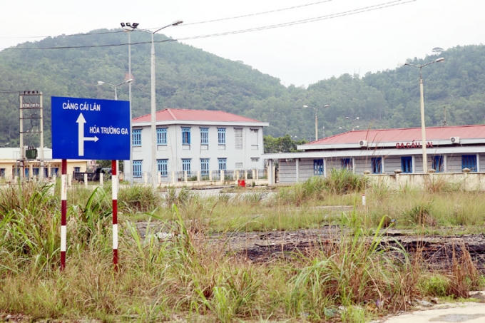 Ga Cái Lân rơi vào tình trạng "bỏ hoang", cỏ lau mọc um tùm.