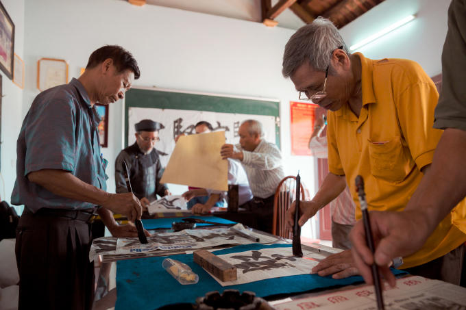 Hàng tuần ông dành thời gian cho các lớp học miễn phí ở các Đình, Chùa, học sinh của ông là những người có niềm đam mê thư pháp.