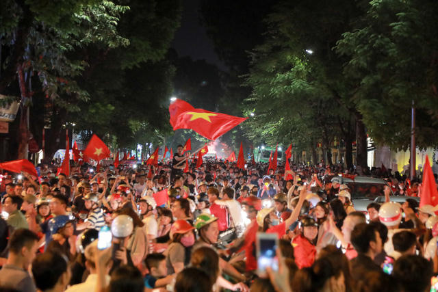 Càng ngày hai tuyến phố Hàng Bài, phố Huế càng đông, giao thông ở dây ùn tắc.