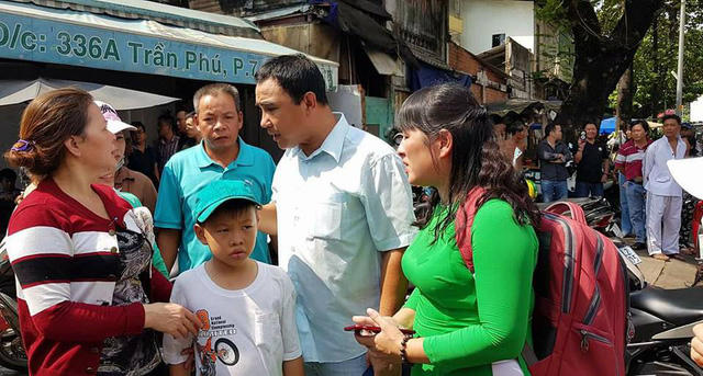 Diễn viên Quyền Linh đã đến thắp hương tiễn biệt hai hiệp sĩ quá cố và đến tận bệnh viện thăm hỏi gia đình các hiệp sĩ đang cấp cứu. Ảnh: Lữ Đắc Long.