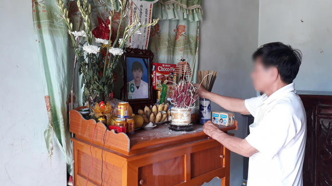Ông Nguyễn Lương V liên tục gạt nước mắt khi nhớ lại ngày cô cháu gái nội ra đi.