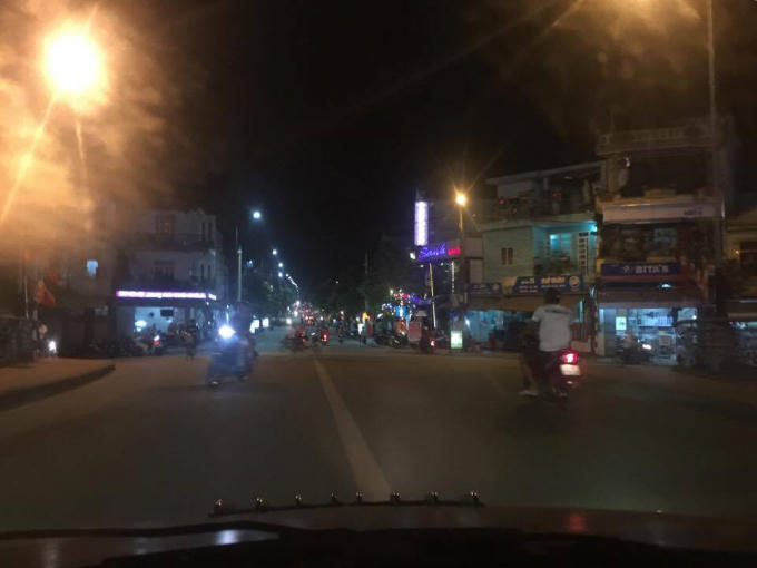 Vào ban đêm các đối tượng đã chặn nhiều xe ô tô rồi "xin đểu". (Ảnh minh họa)