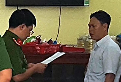 Cảnh sát đọc lệnh bắt và khám xét nhà nguyên Phó chánh thanh tra giao thông Cần Thơ Dương Minh Tâm. Ảnh: Cửu Long