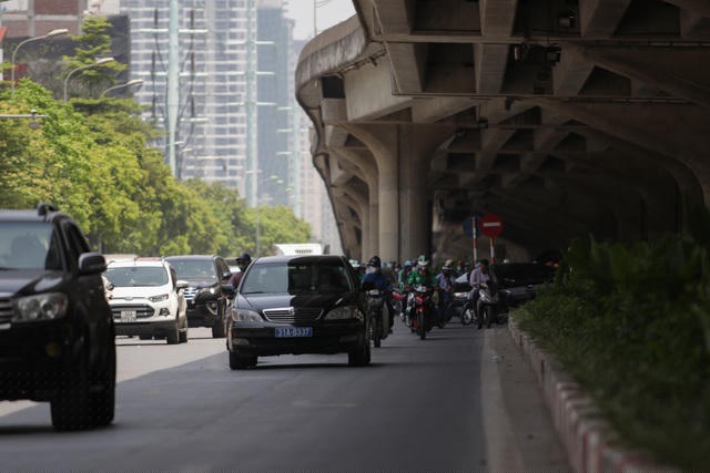Dọc tuyến đường Phạm Hùng, Nguyễn Xiển... nhiều người tham gia giao thông được hưởng lợi từ bóng mát của đường trên cao.