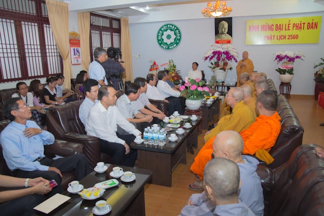 Quang cảnh buổi thăm chúc mừng Phật đản.