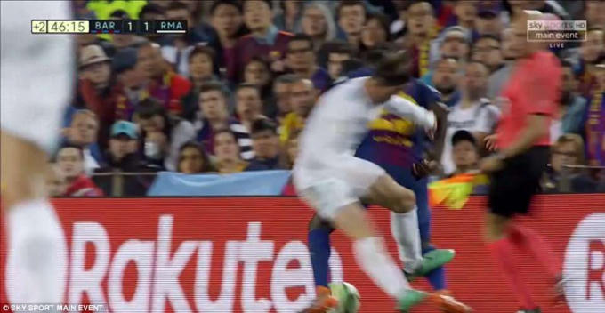 Bale đạp Umtiti thô bạo