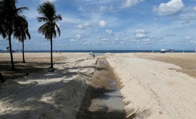 Vi khuẩn kháng thuốc được phát hiện trên nhiều bãi biển của thành phố Rio de Janeiro. Ảnh: Reuters