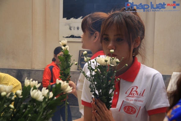 Các thí sinh dâng hoa lên 10 nữ thanh niên xung phong.