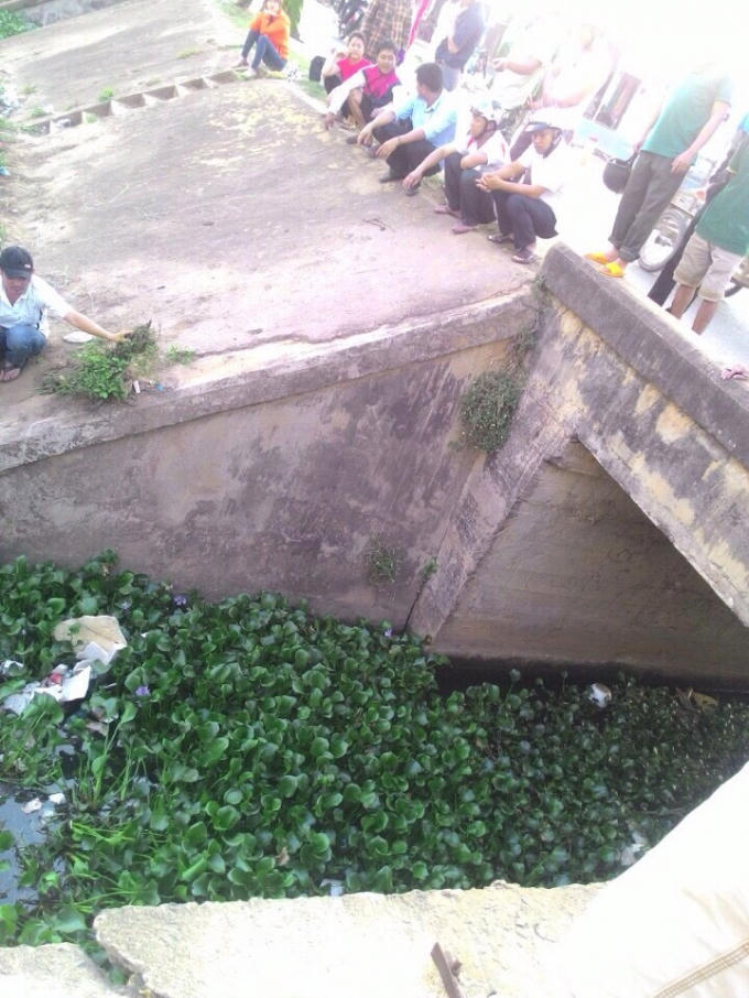 Thành cống khá sâu nhưng không có lan can bảo vệ.