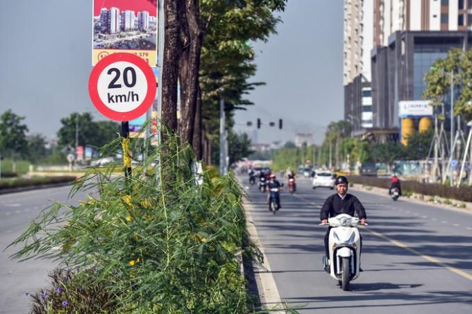 Biển hạn chế tốc độ được dựng l&ecirc;n để đảm bảo an to&agrave;n, phục vụ thi c&ocirc;ng trong khu đ&ocirc; thị.