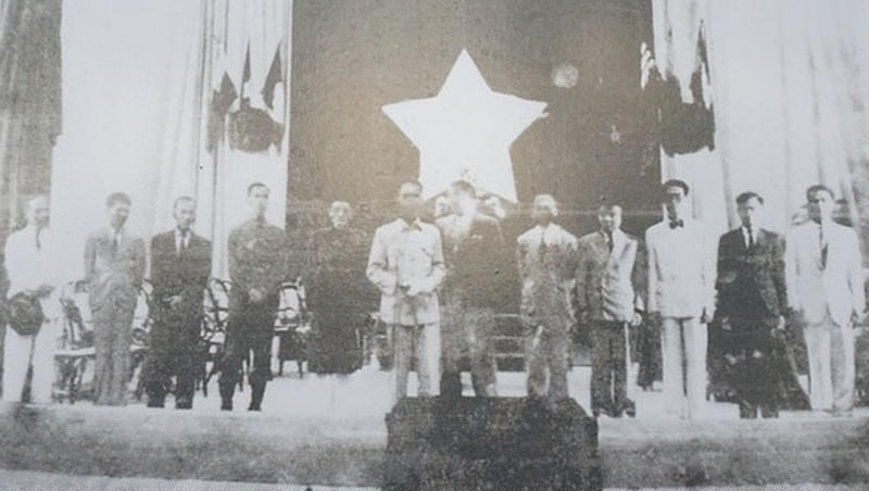 Chủ tịch Hồ Chí Minh và các thành viên Chính phủ nước Việt Nam Dân chủ Cộng hòa nhậm chức và tuyên thệ trước Quốc hội