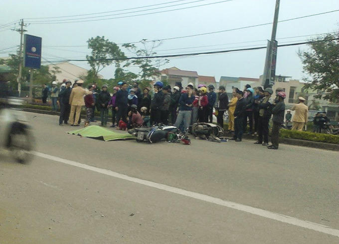 Rất đông người dân đứng theo dõi sự việc. (Ảnh: Hải Long).