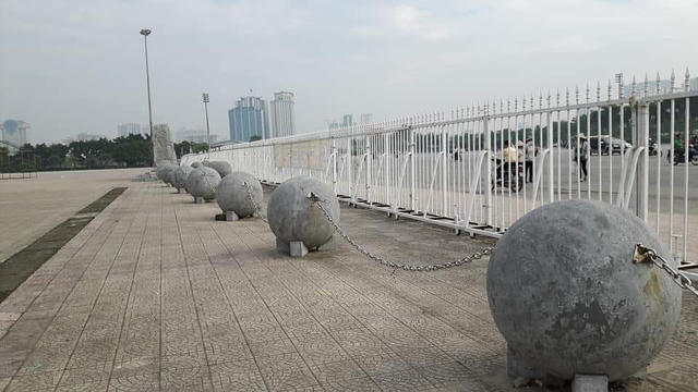 Những quả bóng xích đượ để ngoài sân vận động Mỹ Đình trước đó.