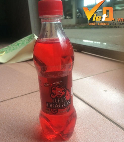 Chai nước Rồng Đỏ có chứa nhiều cặn mà khách hàng Liệu cung cấp. Ảnh: P.Ngọc