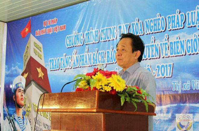 Ông Đặng Ngọc Luyến, Bí thư Đảng ủy, Phó Tổng Biên tập Thường trực Báo PLVN phát biểu tại buổi lễ. Ảnh Thành Thật.
