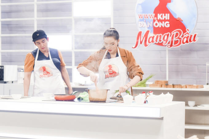 Vào bếp nấu ăn Hương Giang tuyên bố với Trường Giang