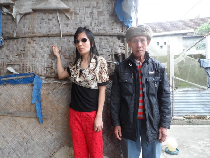 Chị Dương bị mù từ nhỏ, mẹ lại mất sớm, mọi công việc dựa vào ông bố già yếu lại là thương binh nặng.