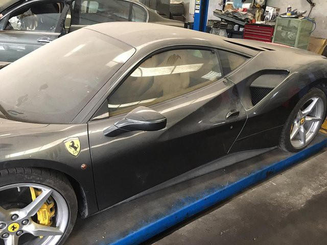 Thuộc diện siêu xe mới tại Việt Nam nhưng chiếc Ferrari 488 GTB màu xám cũng từng gây choáng nhiều người với lớp bụi dày ở ngoại thất.