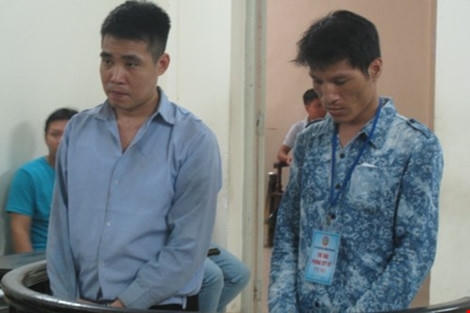 Hai bị cáo trước vành móng ngựa trong phiên tòa.