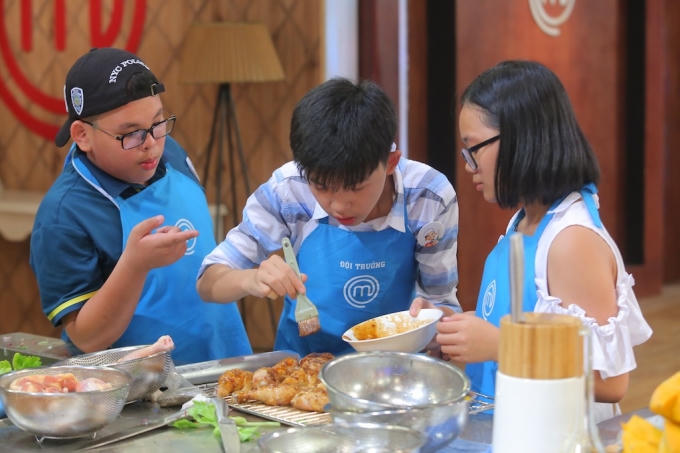 3 thành viên của Đội xanh phụ trách món chính.
