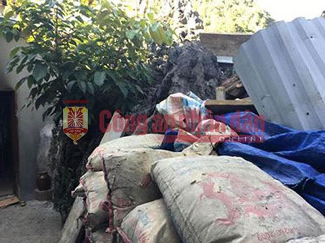 Các đối tượng dựng bao xi măng, bao cát, hình thành lô cốt chống trả lực lượng truy bắt