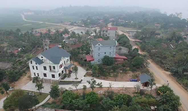 Toàn cảnh khu biệt thự sang trọng trên vùng quê nghèo thuộc khu 5, xã Hương Nha, huyện Tam Nông được cho là của ông Cao Toàn Mỹ - Chủ tịch UBND huyện Tam Nông sở hữu.