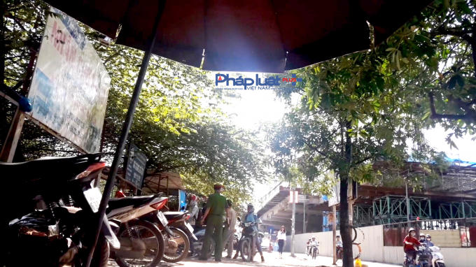 Vụ Đội quy tắc ngang nhiên “vung gậy” dừng xe: Do thiếu công an nên lực lượng này làm thay?