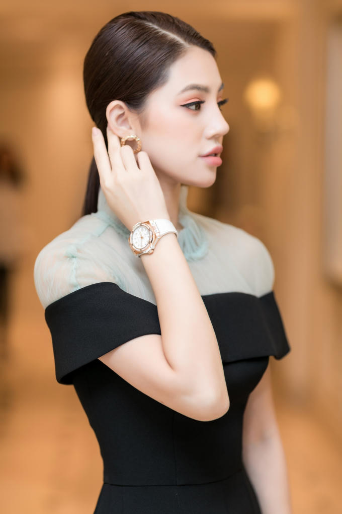 Xuất hiện thanh lịch tại sự kiện, Jolie Nguyễn vẫn nổi bật nhờ phụ kiện đắt tiền