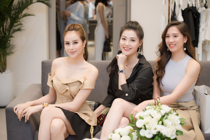 Các cô gái vẫn giữ được nét nữ tính vốn có của mình trong mỗi thiết kế nhưng ẩn ý cho sự cá tính, bí ẩn mà quyến rũ đang trỗi dậy mạnh hơn.