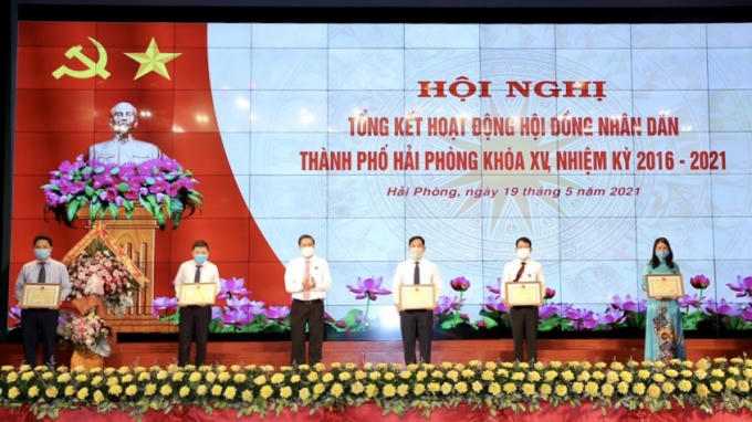 Chủ tịch UBND TP Nguyễn Văn Tùng trao bằng khen cho các tập thể, cá nhân có thành tích xuất sắc