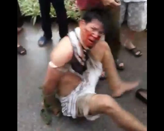 Đối tượng bị người dân bắt giữ.