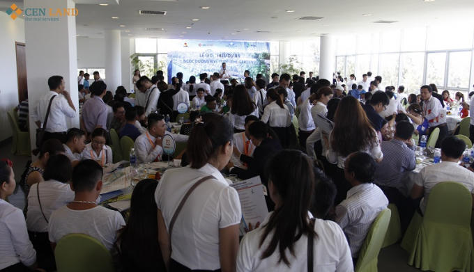 Pic 2: Một sự kiện STDA tổ chức thu hút hàng trăm khách hàng tham gia.