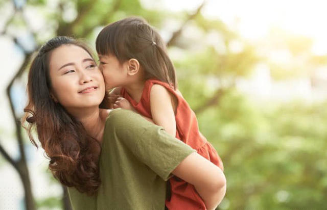 Chỉ khi bạn thực sự yêu thương đứa trẻ, được đứa trẻ yêu quý lại thì mới mong có cái gật đầu của đàn bà. Ảnh minh họa