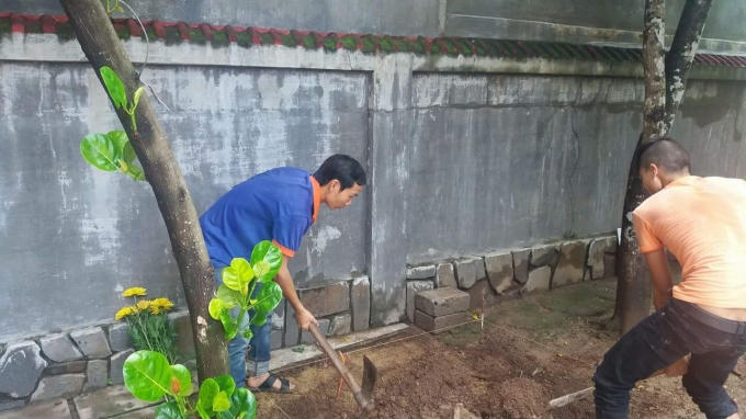 Phát hiện một lớp lớp sỏi đằm trộn cát khác với lớp đất bình thường bên cạnh nghi là liên quan đến một công trình kiến trúc.