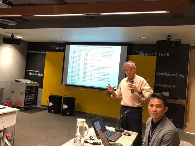 Giáo sư Prakit Vathesatogkit cho biết Thái Lan đã tăng thuế 11 lần, tăng thu ngân sách cho Chính phủ lên 4 lần, giảm được 7 triệu người hút thuốc lá. Ảnh: H.Hải