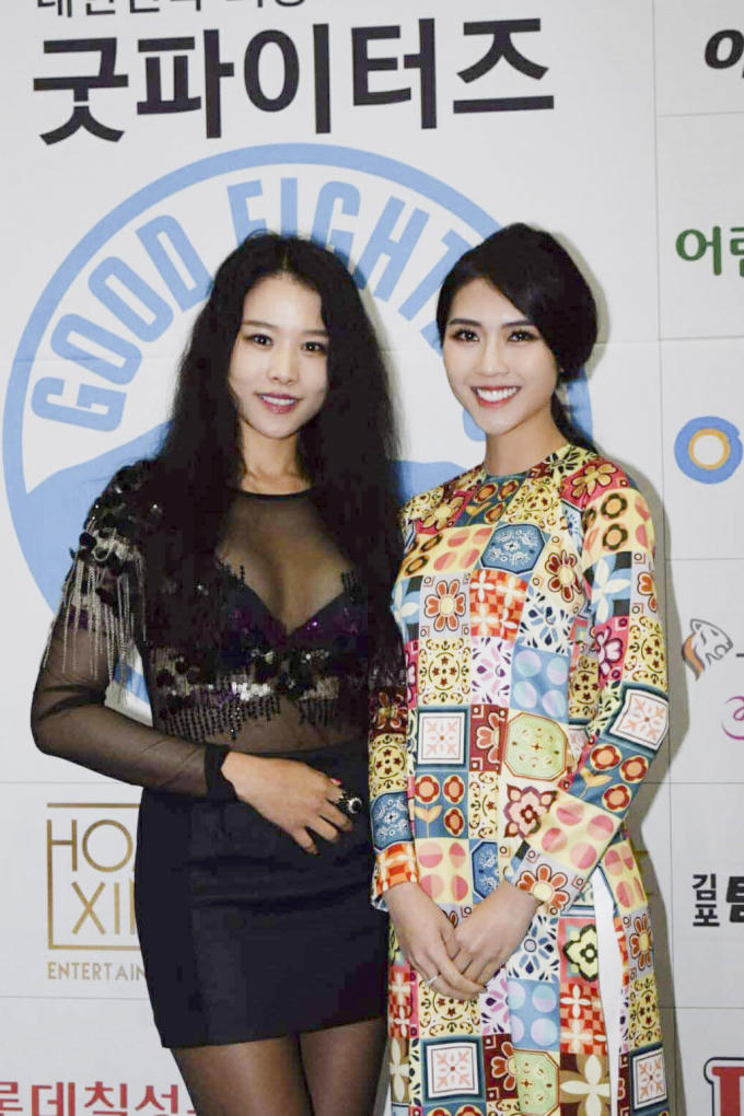 Hoa hậu Tường Linh diện &aacute;o d&agrave;i sang H&agrave;n Quốc quay h&igrave;nh cho đ&agrave;i SBS