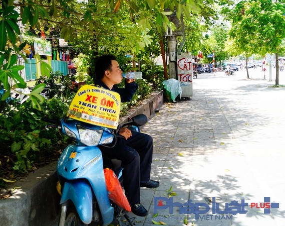 Những ngày nắng nóng đỉnh điểm này xe ôm cũng ế ẩm.