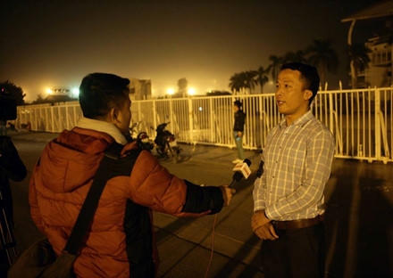 Anh Hậu cùng một số bạn bè đã đi từ Hải Phòng lên Hà Nội từ chiều 2.12 để có mặt xếp hàng mua vé lúc nửa đêm.