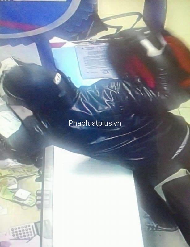 Nghi phạm đang xõa người cướp tiền.
