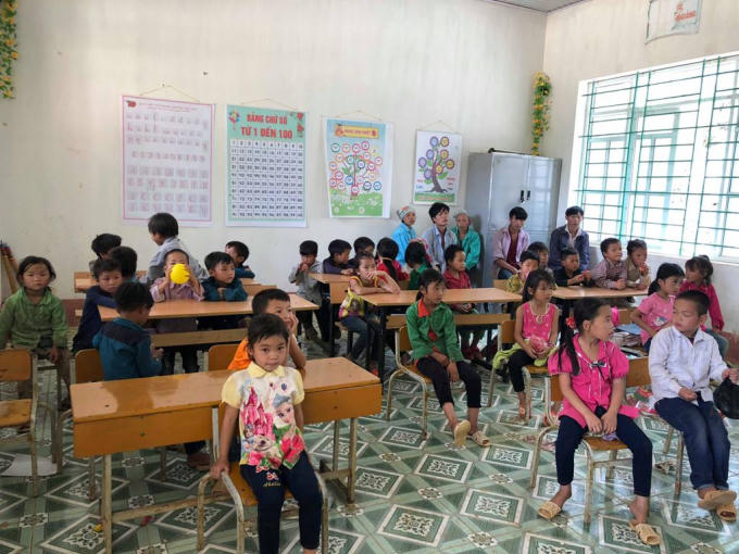 Nh&agrave; thiết kế thời trang quốc tế Valentines V&acirc;n Nguyễn c&ugrave;ng trẻ em c&oacute; ho&agrave;n cảnh kh&oacute; khăn mừng ng&agrave;y 1/6