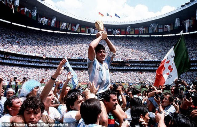 Diego Maradona vừa qua đời với