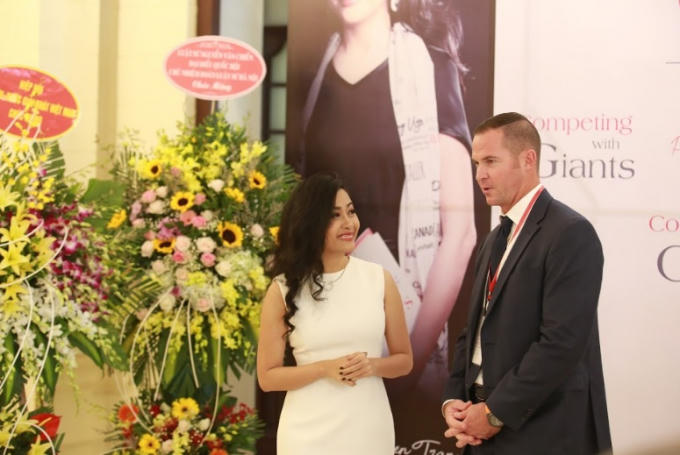 Tác giả, doanh nhân Trần Uyên Phương và đại diện NXB Forbes - ông Justin Patt tại buổi giao lưu với báo chí.