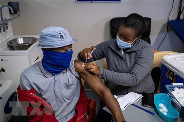Nhân viên y tế tiêm vaccine phòng COVID-19 cho người dân tại Johannesburg, Nam Phi, ngày 8/12/2021. (Ảnh: AFP/ TTXVN)
