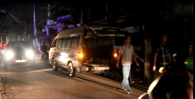 Thi thể nam sinh năm cuối được chuyển về nhà xác bệnh viện.