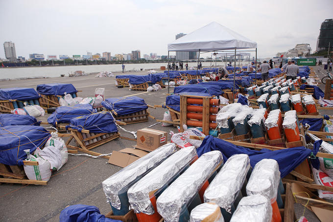 Hàng nghìn quả pháo đã được đặt vào ống phóng. Chủ đề lễ hội pháo hoa năm nay là