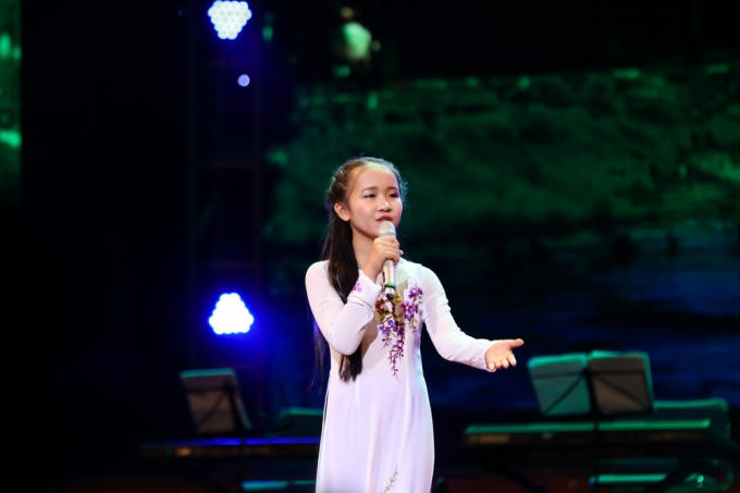 Bé Kim Chi (10 tuổi) gây bất ngờ khi hát rất ngọt ca khúc Đà Lạt hoàng hôn.