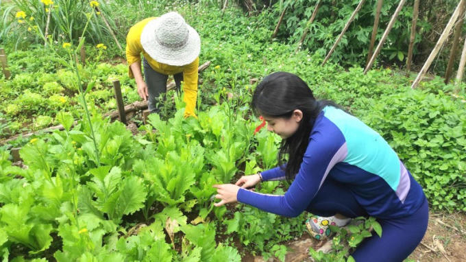 Cuộc sống nông thôn nhiều vất vả nhưng thấm đẫm tình người.