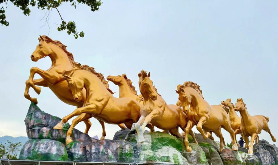 Cụm biểu tượng 8 linh vật ngựa dũng mãnh tượng trưng cho sức mạnh và khát vọng bứt phá năm mới.